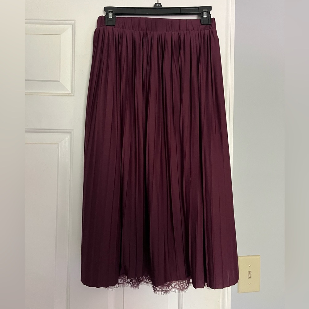Burgundy midi skirt with lace detail
